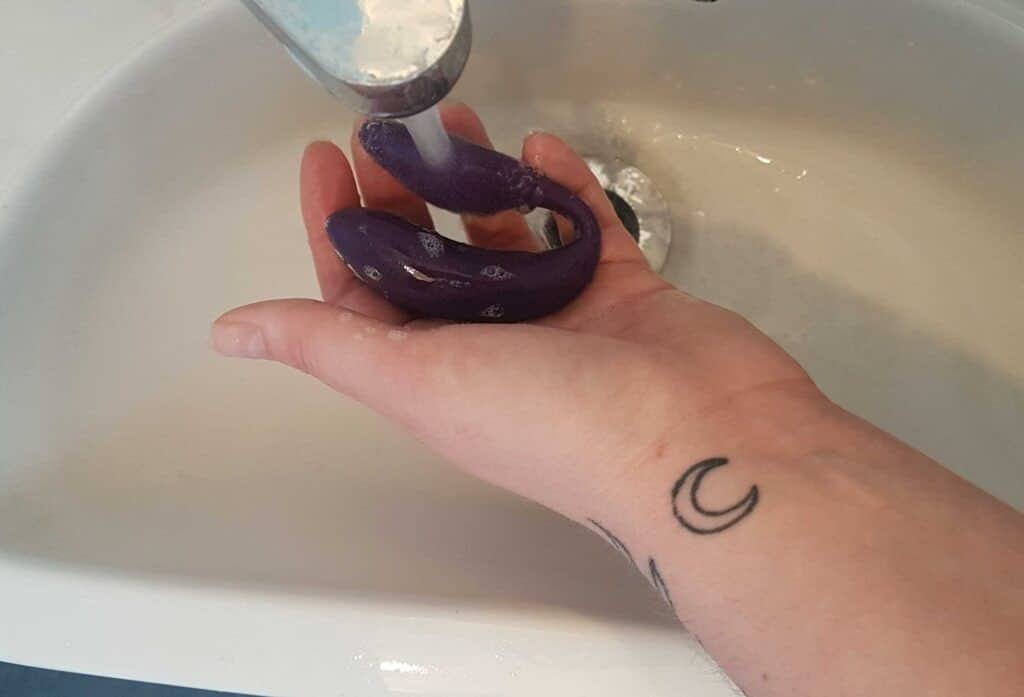 We-Vibe Chorus Couple's Vibrator. Slide 4