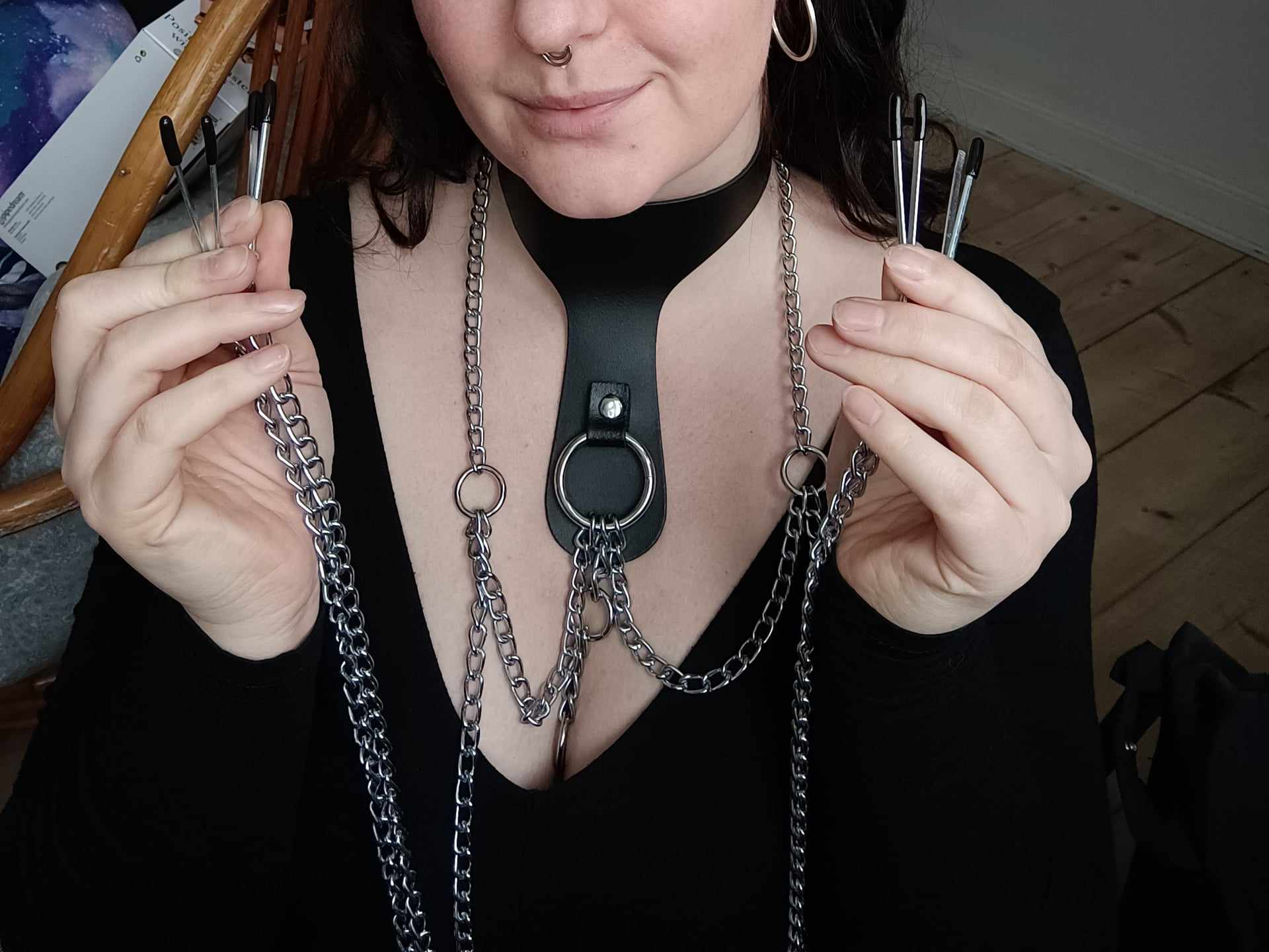 DOMINIX Deluxe Leather Collar with Clamps. Slide 8